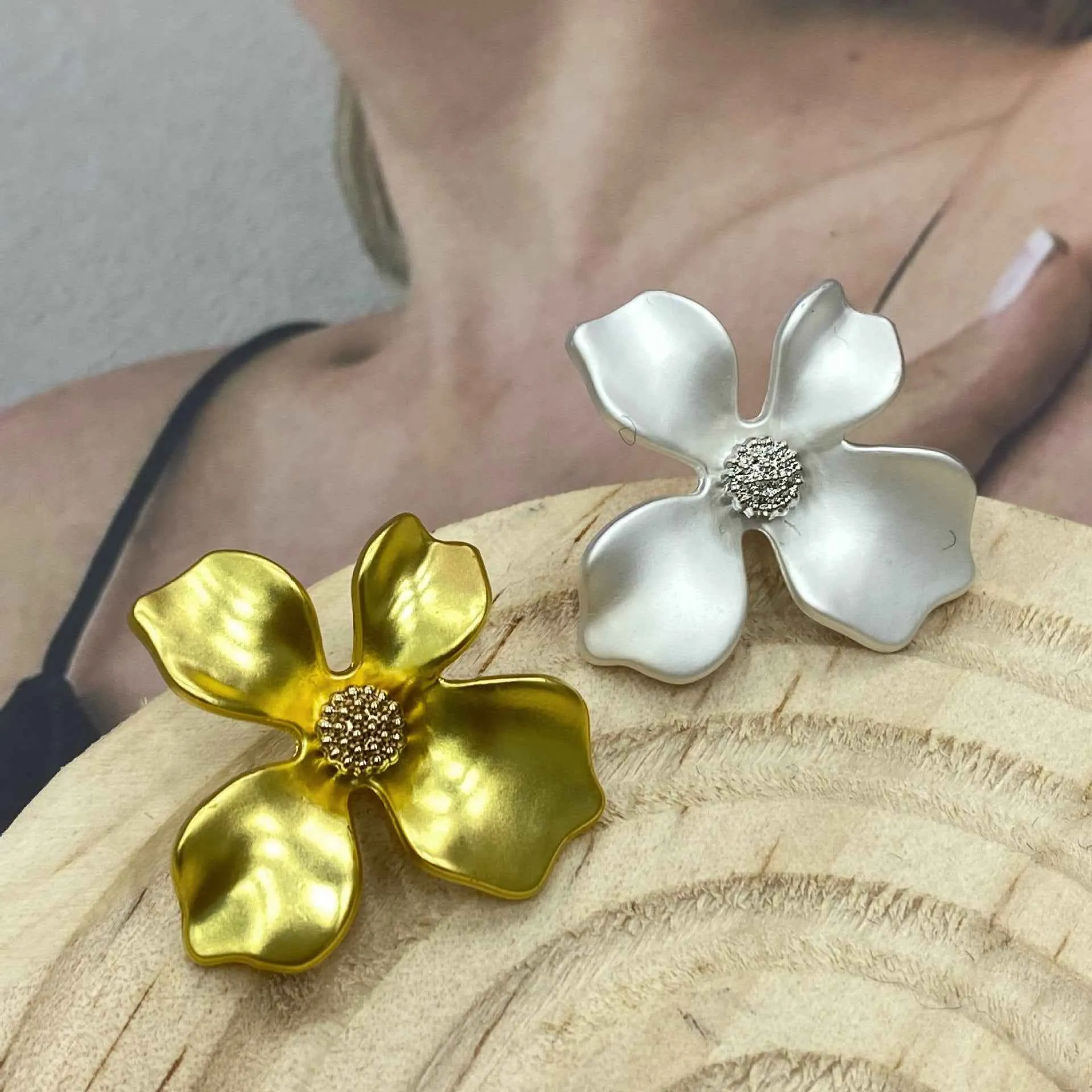 28mm Four-Petal Flower Metal Shank Buttons for Clothing 10pcs