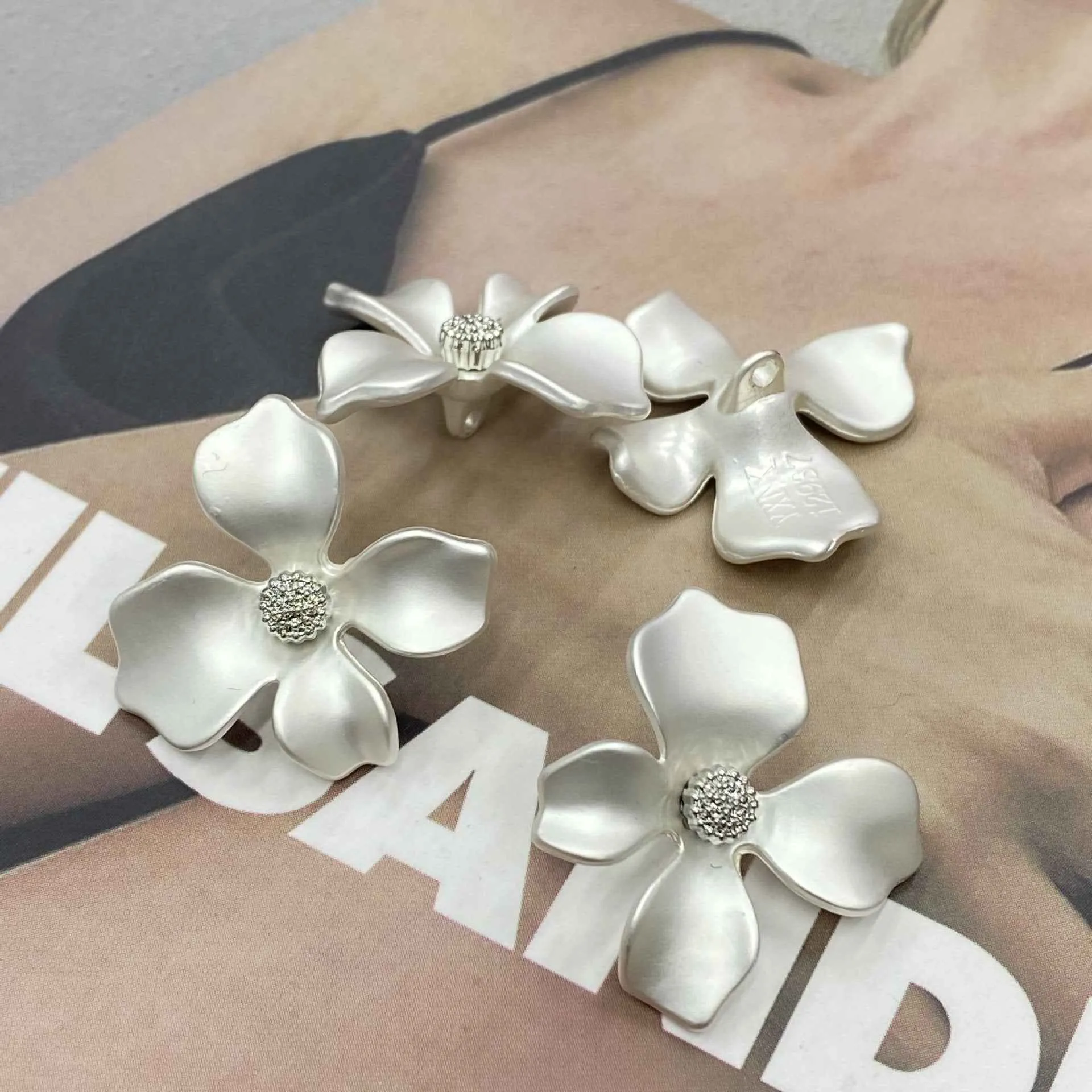 28mm Four-Petal Flower Metal Shank Buttons for Clothing 10pcs
