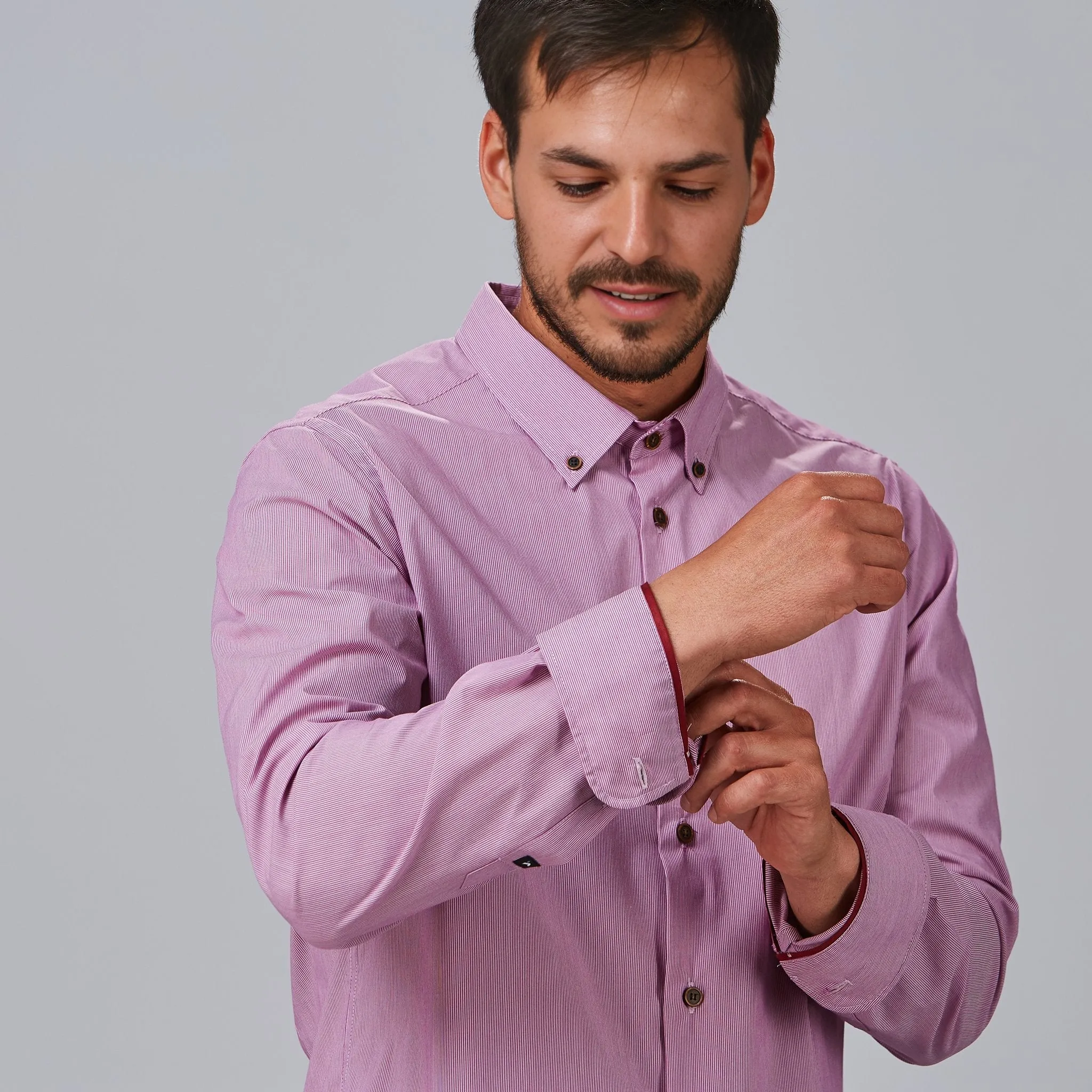 Camisa Slim Fit masculina com padrão de riscas Leonardo