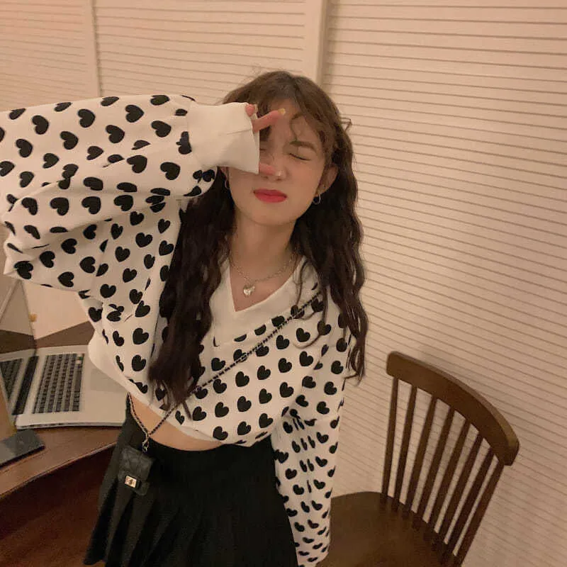 V-Neck Heart Pattern Cropped Sweater